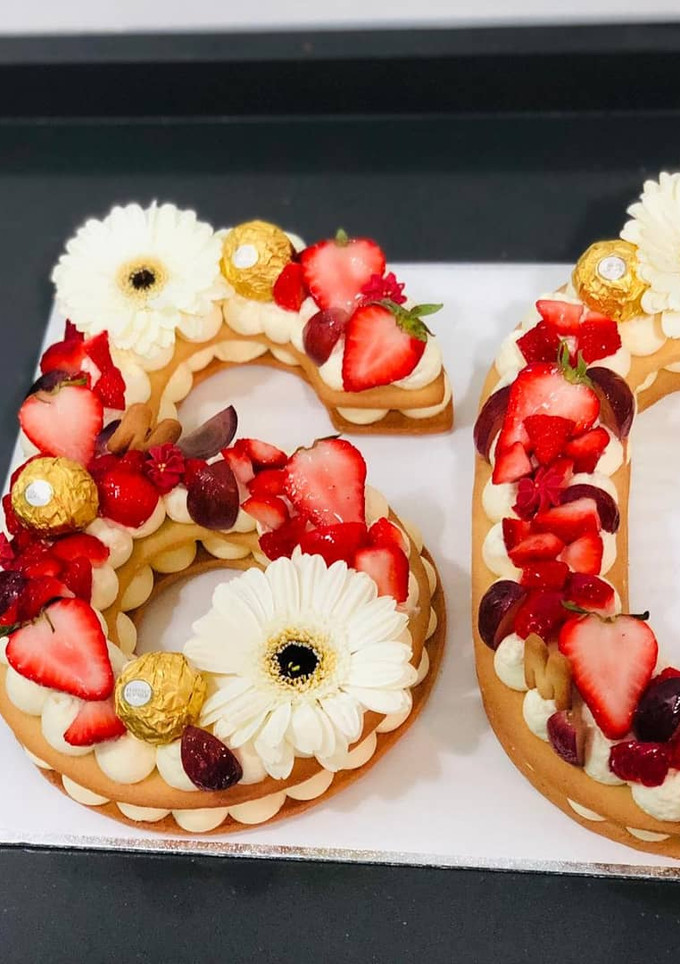 Una foto de Tarta número con frutas