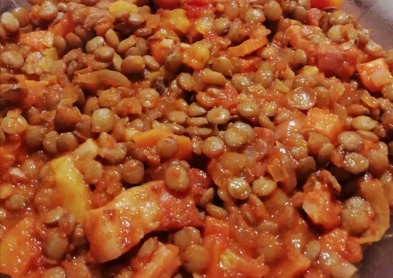Guiso de lentejas con salsa de tomate freezada