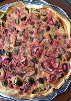 Une photo de Tarte rhubarbe du jardin et pralines roses