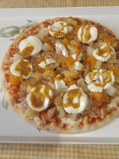 Una foto de Pizza Margarita de pollo con Mix de fruta y queso