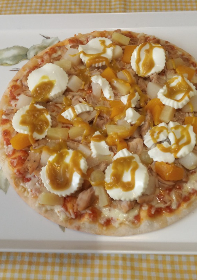 Una foto de Pizza Margarita de pollo con Mix de fruta y queso