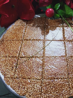 તલ ની ચિક્કી (Til Chikki Recipe In Gujarati) રેસીપી મુખ્ય ફોટો