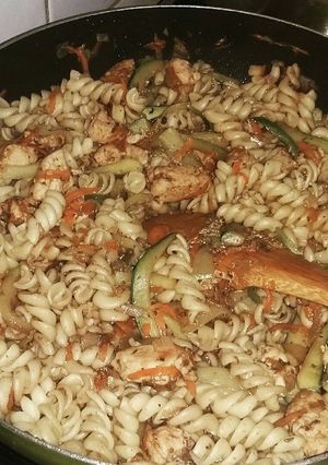 Una foto de Fideos salteados con pollo