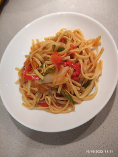 Una foto de Tallarines chinos con verduras