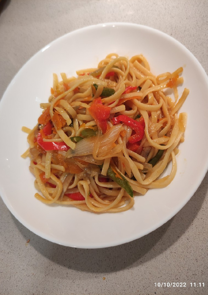 Una foto de Tallarines chinos con verduras