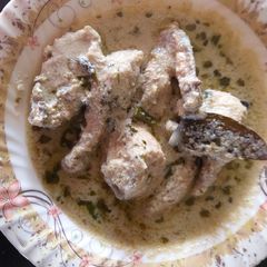 A picture of Whaite chicken qorma.