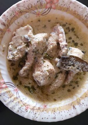 A picture of Whaite chicken qorma.
