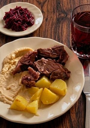Zdjęcie przepisu Sztuka mięsa z sosem chrzanowym, ziemniakami i ćwikłą.