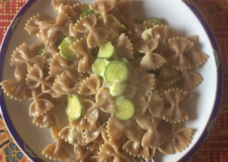 Easiest Way to Prepare Homemade Pasta cremosa con zucchine