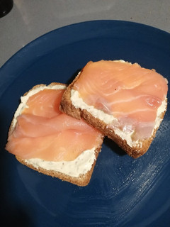 Foto principal de Tostas de Salmón Ahumado y Queso Crema