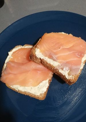 Foto principal de Tostas de Salmón Ahumado y Queso Crema