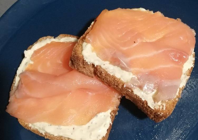 Tostas de Salmón Ahumado y Queso Crema