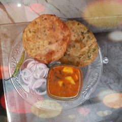 A picture of Meethi poori aloo ki sabzi.