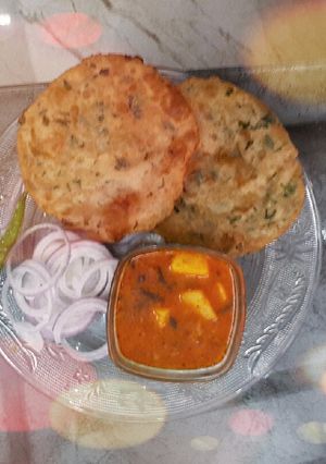 A picture of Meethi poori aloo ki sabzi.
