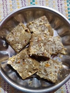 બાજરી ના લોટ ની સુખડી રેસીપી મુખ્ય ફોટો