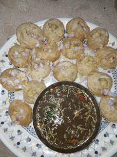 छोले पानी पुरी चाट (Chole pani puri chaat recipe in hindi) रेसिपी मुख्य फोटो