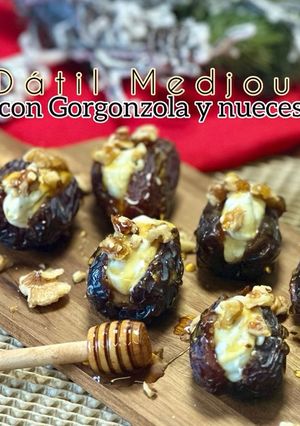 Una foto de Dátil Medjoul con gorgonzola y nueces