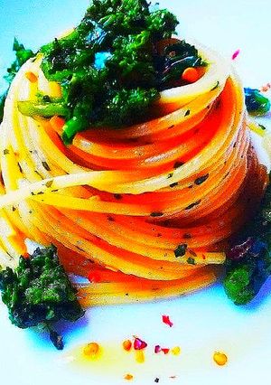 Foto di Spaghettoni Ajo Ojo e Peperoncino Cime di Rapa e Salsa di Alici