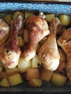 Csirkecombok hagyma-krumpli ágyon 🍗🥔 recept fotója
