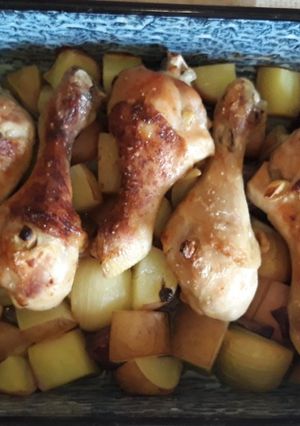 Csirkecombok hagyma-krumpli ágyon 🍗🥔 recept fotója