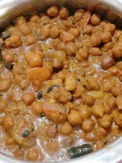 काला चना और आलू की सब्जी (kala chana aur aloo ki sabzi recipe in Hindi) रेसिपी मुख्य फोटो