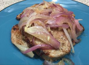 Una foto de Filete de Tuna encebollado