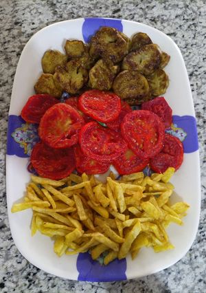 عکسی از دستور بادمجان سرخ شده با گوجه و سیب زمینی