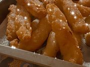 Una foto de churros con leche y limon