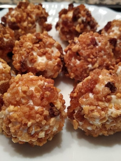 Una foto de Bolitas de queso con almendra crocanti y pasas