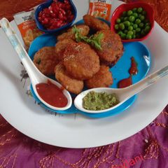 A picture of Crispy and crunchy potato tikki.