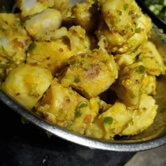 A picture of Dry and green arbi.
