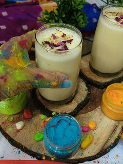 केसर ठंडाई (kesar thandai recipe in Hindi) रेसिपी मुख्य फोटो