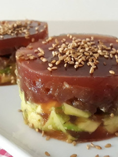 Una foto de Tartar de atún y aguacate con gelatina de tomate