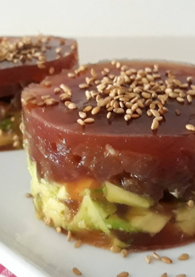 Una foto de Tartar de atún y aguacate con gelatina de tomate