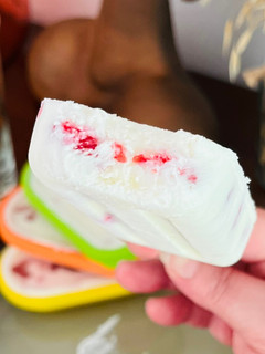 Una foto de Polo de yogur y mermelada con tropezones 🍓 🍡 🌞