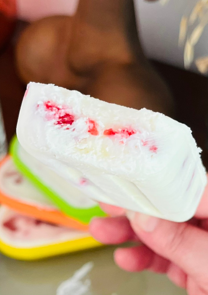 Una foto de Polo de yogur y mermelada con tropezones 🍓 🍡 🌞