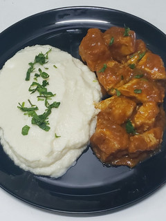 Una foto de Pollo con salsa de Paprika y puré de coliflor