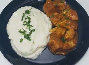 Una foto de Pollo con salsa de Paprika y puré de coliflor