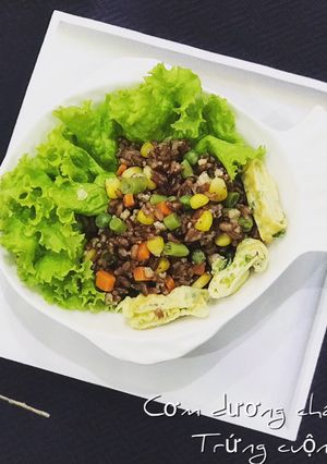 Hình của món Cơm dương châu gạo lứt trứng chiên cuộn.