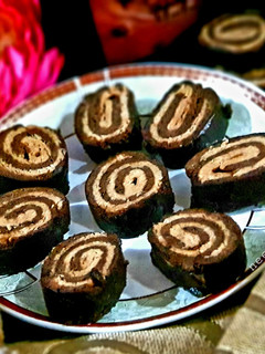 बिस्कुट स्विस रोल (biscuit swiss roll recipe in Hindi) रेसिपी मुख्य फोटो