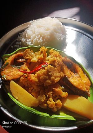 ফুলকপি দিয়ে রুই মাছের ঝোল (Ful kopi diye rui macher jhol recipe in Bengali) রেসিপির প্রধান ছবি