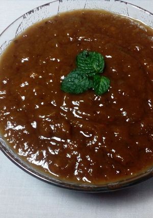 A picture of Tamarind and apricot sauce.