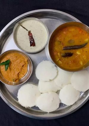 इडली सांबर (Idli sambar recipe in Hindi) रेसिपी मुख्य फोटो