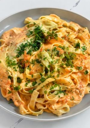 Una foto de Pappardelle con salsa rosa de tomate y crema