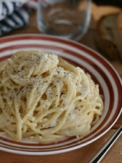 Una foto de CACIO E PEPE(queso y pimienta)