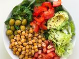 Lunch bowl нут с овощами, авокадо и оливками 🌱