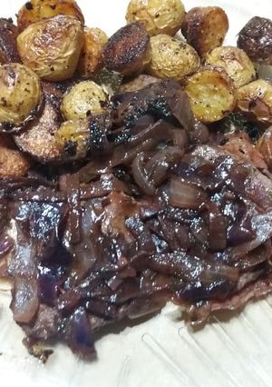 Una foto de Lomo c/panceta y cebolla morada al vino tinto