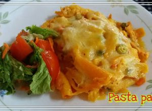 Una foto de Macarrones con vegetales y pollo