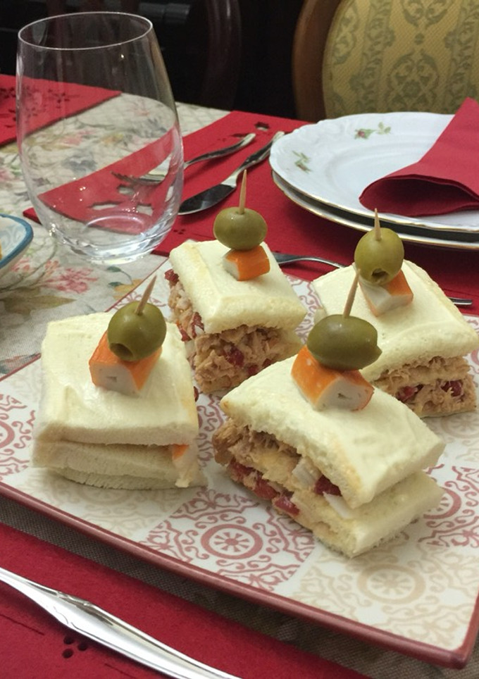Una foto de Canapés de atún y pimiento