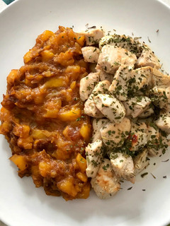 Una foto de Dados de pollo con chutney de mango